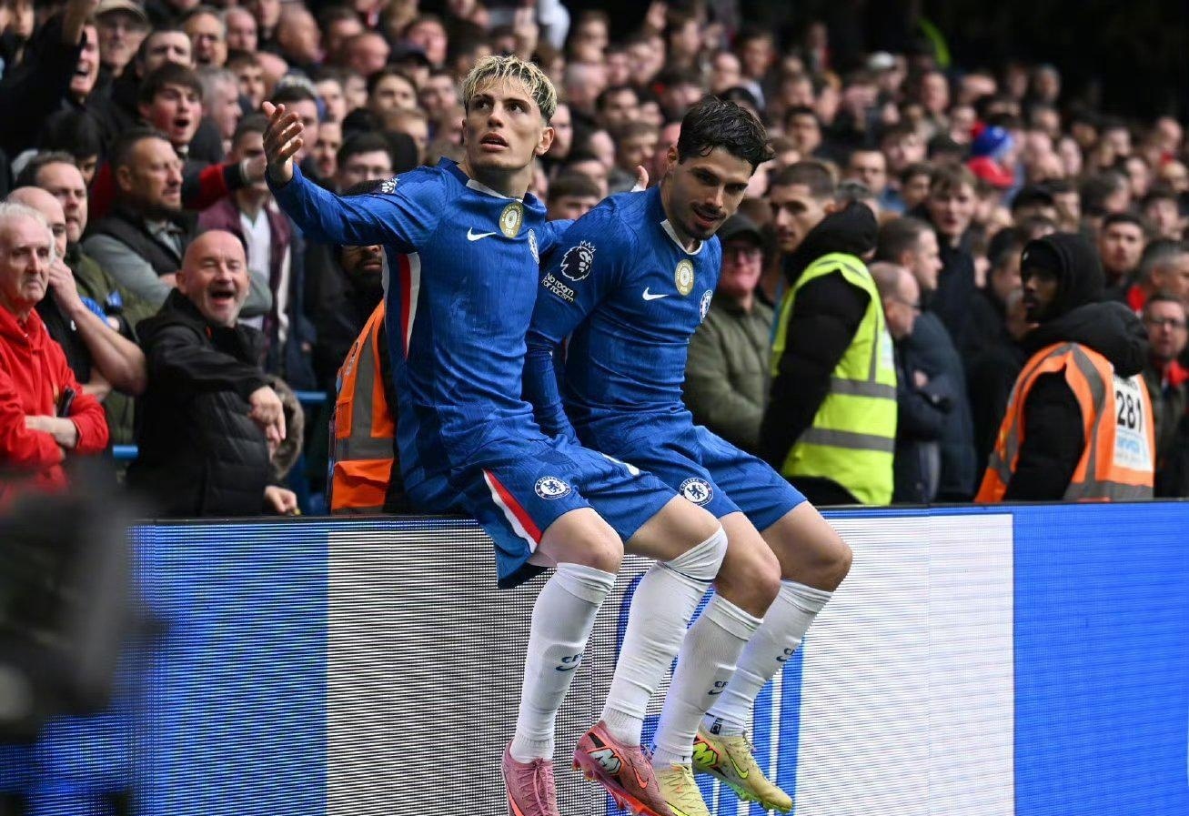 记者：斯卡洛尼将带着大力神杯参加世界杯抽签仪式