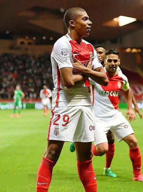 幸福甜蜜，高准翼爱人社媒分享婚纱照拍摄花絮