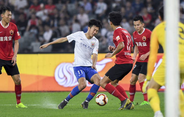 球员倒地后仍把球传出去，太拼